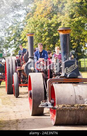 Les hommes au volant d'un des moteurs de traction à vapeur d'époque sur le défilé à l'antan Malpas Malpas Cheshire England vintage rally Banque D'Images