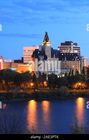 Une verticale de Saskatoon, Canada cityscape at night Banque D'Images