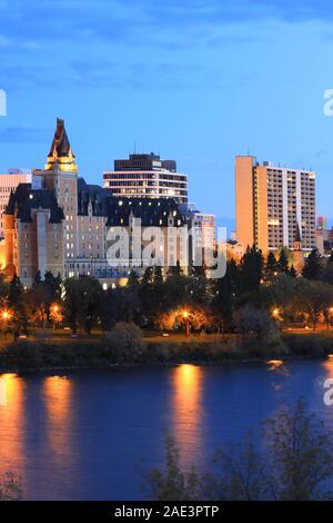 Une verticale de Saskatoon, Canada après la tombée de la skyline Banque D'Images