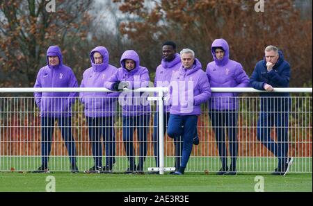 Enfield, Royaume-Uni. 06 Dec, 2019. ENFIELD, Angleterre. 06 DÉCEMBRE : analyste tactique Ricardo Formo( 3) gauche, Tottenham Hotspur manager Jose Mourinho (5 à gauche), gestionnaire adjoint Jo'o Sacramento (6) gauche de Tottenham Hotspur en regardant sous23s pendant 2 Premier League entre Liverpool et Tottenham Hotspur à l'Hotspur Way, Enfield le 06 décembre, 2019 à Enfield, Angleterre. Action Crédit : Foto Sport/Alamy Live News Banque D'Images