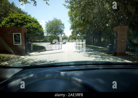 L'ouverture des portes automatiques en chassant d'une communauté fermée, florida usa Banque D'Images