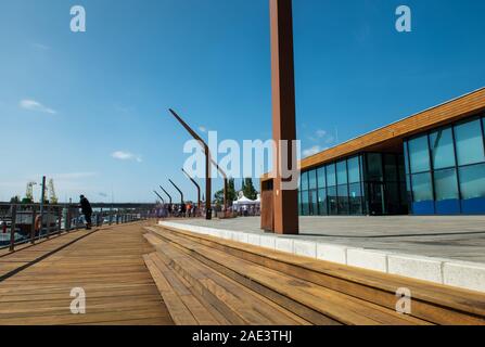 Marina Club en bois moderne et des capacités à Szczecin, Pologne. Bateau à moteur, bateaux amarrés à la banque. Banque D'Images