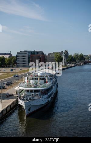 Marina Club en bois moderne et des capacités à Szczecin, Pologne. Bateau à moteur, bateaux amarrés à la banque. Banque D'Images