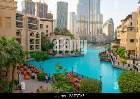 Dubaï / Emirats Arabes Unis - 5 novembre, 2019 : Souk Al Bahar avec bord de l'eau et des restaurants. Belle vue sur Dubai downtown district avec restaurants et souk. Banque D'Images