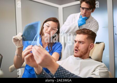 Patient avec des travailleurs à son problème sur x-ray de dents Banque D'Images