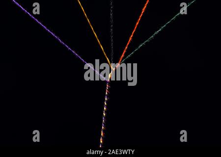 5 filets de couleur différents qui sont tordus en une seule épaisseur de couleur multi thread. Prix pour copier sur le solide fond noir à gauche et à droite. Banque D'Images