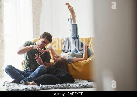 Regardez cette photo. Jeune couple à la recherche à l'ensemble de l'appareil photo par maked photos Banque D'Images