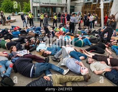 Rébellion Extinction changement climatique die-protestation dans au parlement écossais, Holyrood, Édimbourg, Écosse, Royaume-Uni Banque D'Images