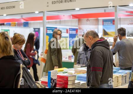 Rome, Italie - le 5 décembre 2019 : Le public et les stands d'exposition à l'édition de petite et moyenne juste "plus de livres, plus libre' du Roma Convention Center - La Nuvola. Banque D'Images