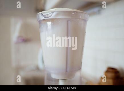 Blender et amandes trempées dans l'eau. Faire des lait végétalien. Banque D'Images