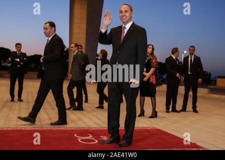 Alger, Algérie. 06 Dec, 2019. Le candidat présidentiel algérien Azzedine Mihoubi arrive à participer à un débat télévisé, l'avenir de l'élection présidentielle en Algérie, prévue pour le 12 décembre 2019. Credit : Farouk Batiche/dpa/Alamy Live News Banque D'Images