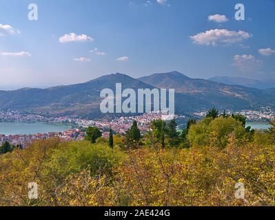 Le lac Orestiada et la ville de Kastoria, Grèce, en vue de dessus. Banque D'Images