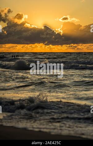 Coucher de soleil sur la côte de la mer Baltique de Mielno, Pologne 2019. Banque D'Images