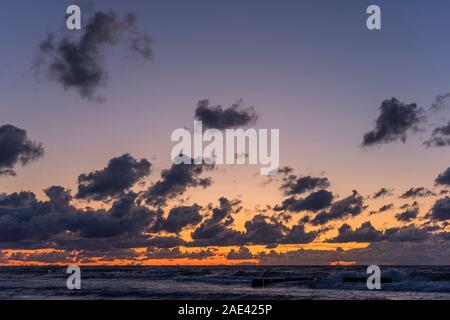 Coucher de soleil sur la côte de la mer Baltique de Mielno, Pologne 2019. Banque D'Images