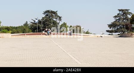 Un petit groupe de touristes se rendant sur la tombe de Theodor Herzl dans le mont Herzl cimetière national montrant la plaza de cérémonie ouverte au premier plan Banque D'Images