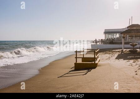 Paseo Maritimo, Frontline Fuengirola Beach bar et restaurant, le Chiringuito, Fuengirola, Andalousie, Sud de l'Espagne. Banque D'Images