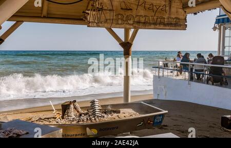 Les sardines grillées, Fuengirola en première ligne de plage, bars et restaurants, le Chiringuito, Fuengirola, Andalousie, Sud de l'Espagne. Banque D'Images