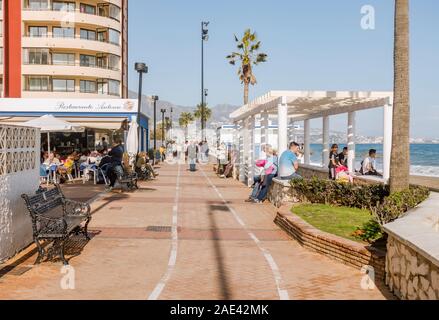 Paseo Maritimo Fuengirola en première ligne de plage, bars et restaurants, le Chiringuito, Fuengirola, Andalousie, Sud de l'Espagne. Banque D'Images