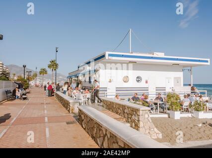 Paseo Maritimo Fuengirola en première ligne de plage, bars et restaurants, le Chiringuito, Fuengirola, Andalousie, Sud de l'Espagne. Banque D'Images