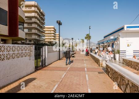 Paseo Maritimo Fuengirola en première ligne de plage, bars et restaurants, le Chiringuito, Fuengirola, Andalousie, Sud de l'Espagne. Banque D'Images