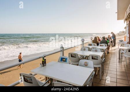 Paseo Maritimo Fuengirola en première ligne de plage, bars et restaurants, le Chiringuito, Fuengirola, Andalousie, Sud de l'Espagne. Banque D'Images
