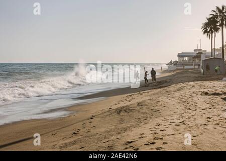 Fuengirola Beach, en première ligne de plage avec bar, le Chiringuito, Fuengirola, Andalousie, Sud de l'Espagne. Banque D'Images