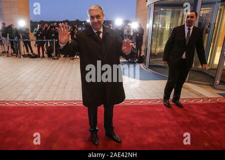 Alger, Algérie. 06 Dec, 2019. Candidat à l'élection présidentielle algérienne et de l'ancien Premier Ministre Ali Benflis arrive à participer à un débat télévisé, l'avenir de l'élection présidentielle en Algérie, prévue pour le 12 décembre 2019. Credit : Farouk Batiche/dpa/Alamy Live News Banque D'Images