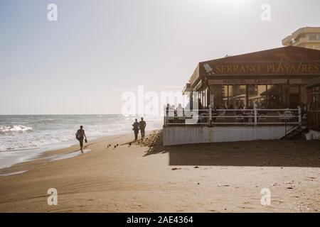Paseo Maritimo Fuengirola en première ligne de plage, bars et restaurants, le Chiringuito, Fuengirola, Andalousie, Sud de l'Espagne. Banque D'Images