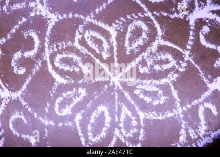 Kolam traditionnelle indienne (connu en langue tamoule) ou rangoli est dessiné à l'aide de riz de couleur blanche Banque D'Images