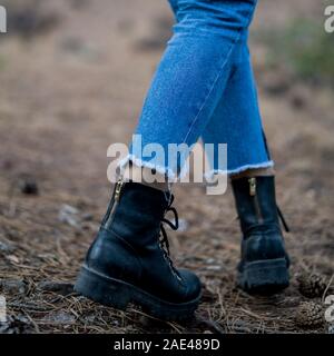 Bottes noir unisexe photo en gros plan dans la forêt Banque D'Images
