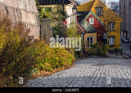 Little street dans le vieux à la fin de l'automne d'Oslo, Norvège Banque D'Images