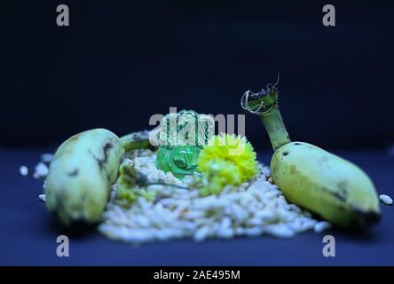 Pooja et Saraswathi Ayudha Pooja célébrations - dieu hindou Vinayaga avec banane Banque D'Images