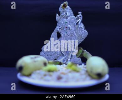 Pooja et Saraswathi Ayudha Pooja célébrations - Argent idol Murugan avec banane Banque D'Images