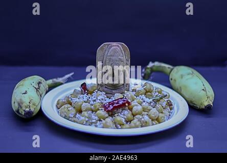 Pooja et Saraswathi Ayudha Pooja célébrations - cuit pois chiches, banane sur fond noir. Banque D'Images