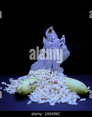 Pooja et Saraswathi Ayudha Pooja célébrations - Argent idol Murugan avec banane Banque D'Images