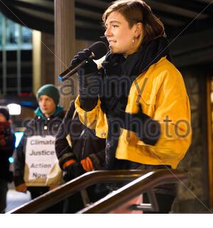 Edinburgh, Ecosse, Royaume-Uni. 6e Dec 2019. Le président lors d'un rassemblement à l'extérieur de la Justice Climatique exigeant Usher Hall de l'Écossais et les gouvernements britanniques au cours de la prochaine élection générale, et de l'ONU - après 25 ans de négociations internationales sur le climat. La manifestation sera suivie d'une vigile le long de l'extrémité ouest de Princes Street pour la justice climatique et en solidarité avec les manifestants de la justice sociale au Chili, où le gouvernement a choisi de se retirer de l'accueil de la CDP 25, la dernière conférence des Nations Unies sur le climat, plutôt que de répondre à leurs demandes. Credit : Craig Brown/Alamy Live News Banque D'Images