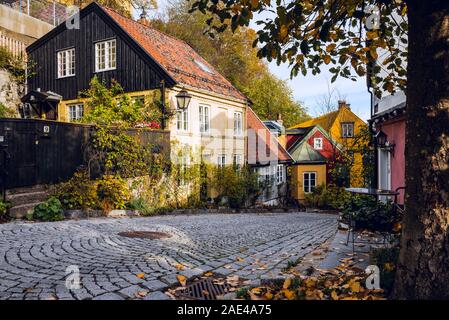 Little street dans le vieux à la fin de l'automne d'Oslo, Norvège Banque D'Images