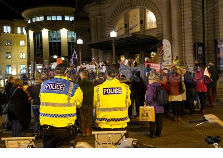 Edinburgh, Ecosse, Royaume-Uni. 6e Dec 2019. Rally à l'extérieur de la Justice Climatique exigeant Usher Hall de l'Écossais et les gouvernements britanniques au cours de la prochaine élection générale, et de l'ONU - après 25 ans de négociations internationales sur le climat. La manifestation sera suivie d'une vigile le long de l'extrémité ouest de Princes Street pour la justice climatique et en solidarité avec les manifestants de la justice sociale au Chili, où le gouvernement a choisi de se retirer de l'accueil de la CDP 25, la dernière conférence des Nations Unies sur le climat, plutôt que de répondre à leurs demandes. Credit : Craig Brown/Alamy Live News Banque D'Images