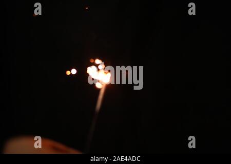 La tenue d'un Burning Sparkler artifice dans ses mains Banque D'Images