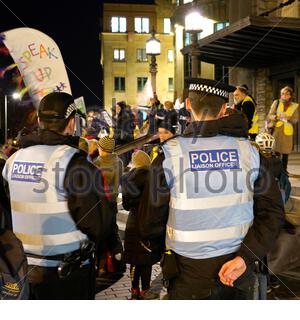 Edinburgh, Ecosse, Royaume-Uni. 6e Dec 2019. Rally à l'extérieur de la Justice Climatique exigeant Usher Hall de l'Écossais et les gouvernements britanniques au cours de la prochaine élection générale, et de l'ONU - après 25 ans de négociations internationales sur le climat. La manifestation sera suivie d'une vigile le long de l'extrémité ouest de Princes Street pour la justice climatique et en solidarité avec les manifestants de la justice sociale au Chili, où le gouvernement a choisi de se retirer de l'accueil de la CDP 25, la dernière conférence des Nations Unies sur le climat, plutôt que de répondre à leurs demandes. Credit : Craig Brown/Alamy Live News Banque D'Images