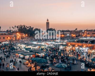 Le marché principal de la place Djemaa el Fna à Marrakech, Maroc, tandis que le coucher du soleil Banque D'Images