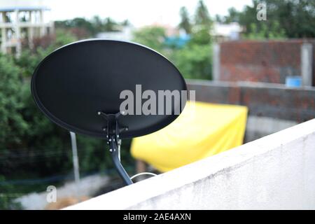 Installé une antenne satellite ou par SRD ou directement à l'accueil tv sur les toits Banque D'Images