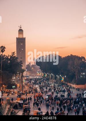 Le marché principal de la place Djemaa el Fna à Marrakech, Maroc, tandis que le coucher du soleil Banque D'Images