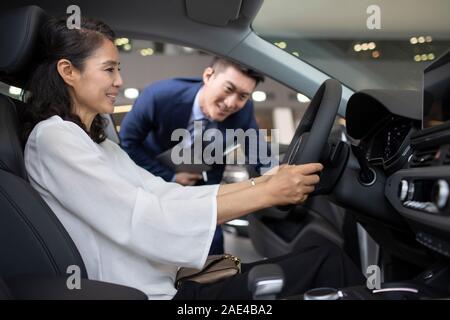 Mature Woman taking a test drive Banque D'Images