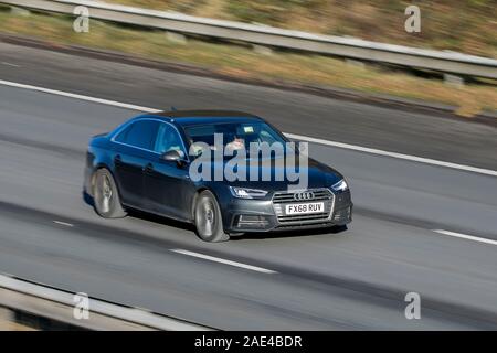 Déménagement floue voiture Audi A4 S Line Tdi S-A des déplacements à grande vitesse sur l'autoroute M61 vitesse de l'obturateur lent mouvement du véhicule Banque D'Images