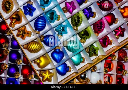 Divers boules en verre coloré couché dans des boîtes ouvertes. Banque D'Images