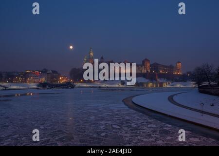 Vue de nuit historique royal de Wawel à Cracovie, en Pologne, et gelés de la rivière Vistule pendant l'hiver Banque D'Images