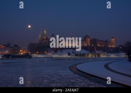 Vue de nuit historique royal de Wawel à Cracovie, en Pologne, et gelés de la rivière Vistule pendant l'hiver Banque D'Images