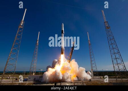 Cap Canaveral, USA. 05 Décembre, 2019. Le SpaceX Falcon 9 rocket décolle avec le Dragon de la cargaison commerciale capsule sur la mission DU CS EX-19 à la Station spatiale internationale à partir de l'espace complexe de lancement 40 de Cap Canaveral Air Force Station le 5 décembre 2019 au Cap Canaveral, en Floride. Le Dragon fera environ 5 700 kg d'instruments scientifiques, des fournitures et de l'équipage du matériel au laboratoire orbital et son équipage. Credit : SpaceX/SpaceX/Alamy Live News Banque D'Images