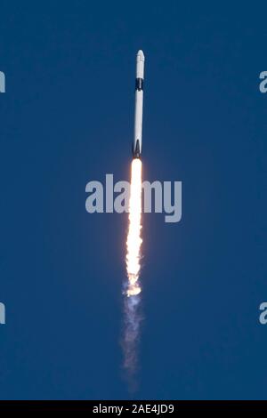 Cap Canaveral, USA. 05 Décembre, 2019. Le SpaceX Falcon 9 rocket monte dans le ciel après le dynamitage off avec le Dragon de la cargaison commerciale capsule sur la mission DU CS EX-19 à la Station spatiale internationale à partir de l'espace complexe de lancement 40 de Cap Canaveral Air Force Station le 5 décembre 2019 au Cap Canaveral, en Floride. Le Dragon fera environ 5 700 kg d'instruments scientifiques, des fournitures et de l'équipage du matériel au laboratoire orbital et son équipage. Credit : SpaceX/SpaceX/Alamy Live News Banque D'Images